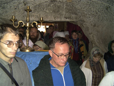 паломники в пещерном храме
